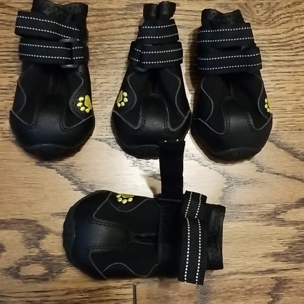 NIB waterproof dog boots 4 pack
